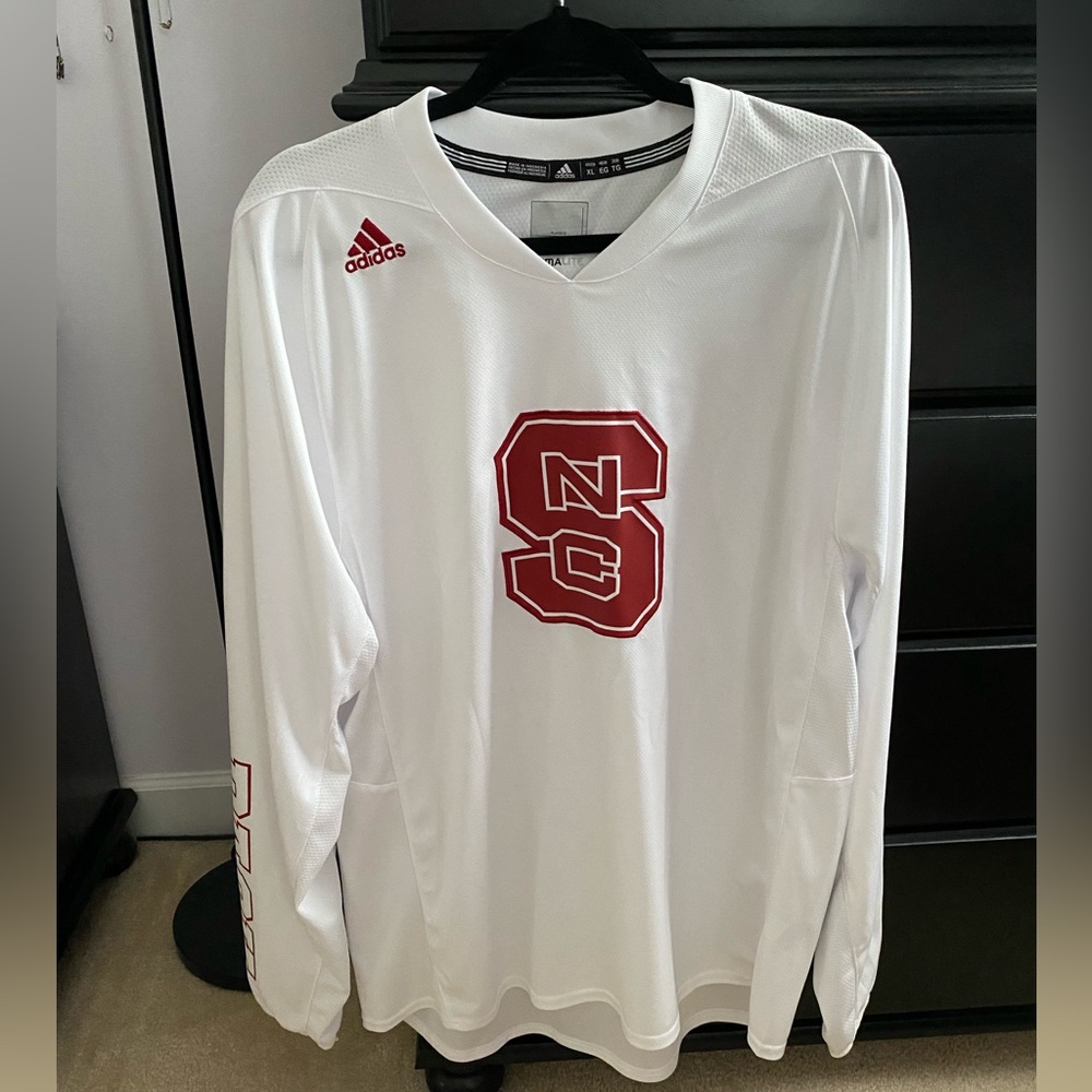 Men’s adidas long sleeve tee w/ NC State logo!